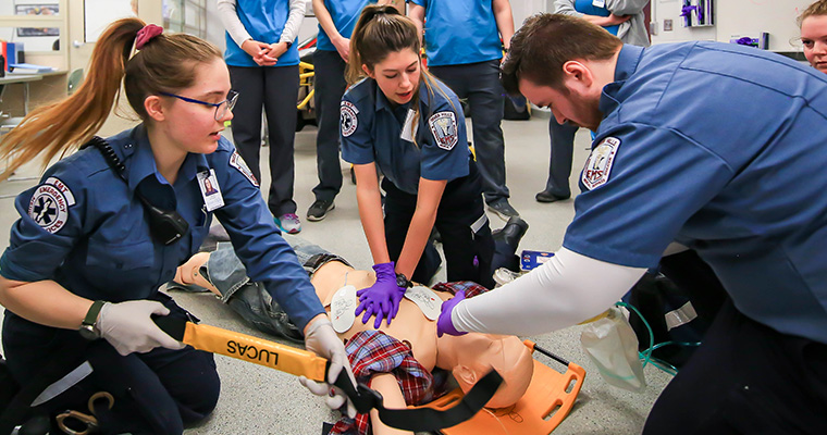 During emergency. Спасатели парамедики. Блондинка парамедик. Турецкие парамедики.